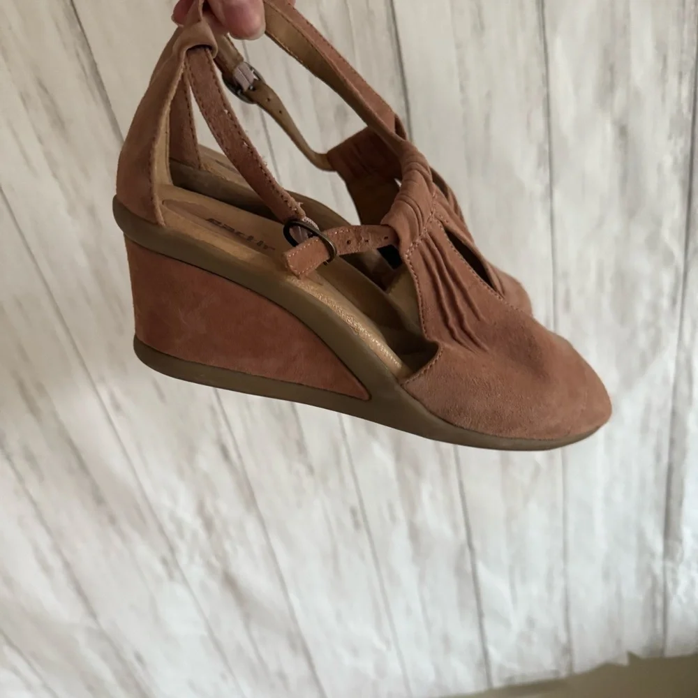 Earth Shoes 8.5 tan peep toe wedge